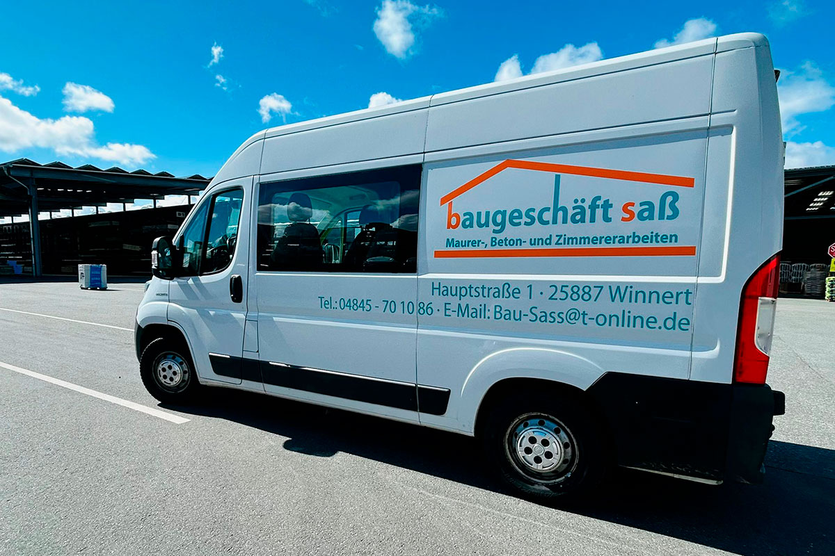 Firmenfahrzeug des Baugeschäfts Saß.