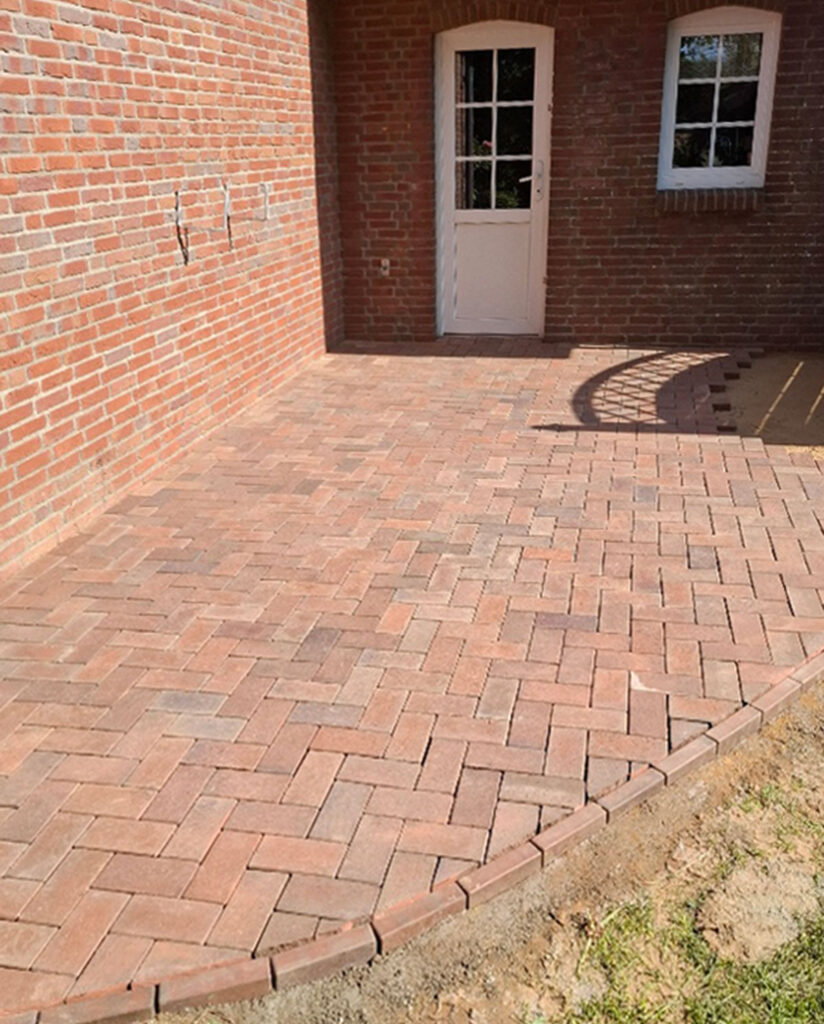 Nachher-Ansicht einer Nebeneingangstür mit barrierefreiem Zugang.