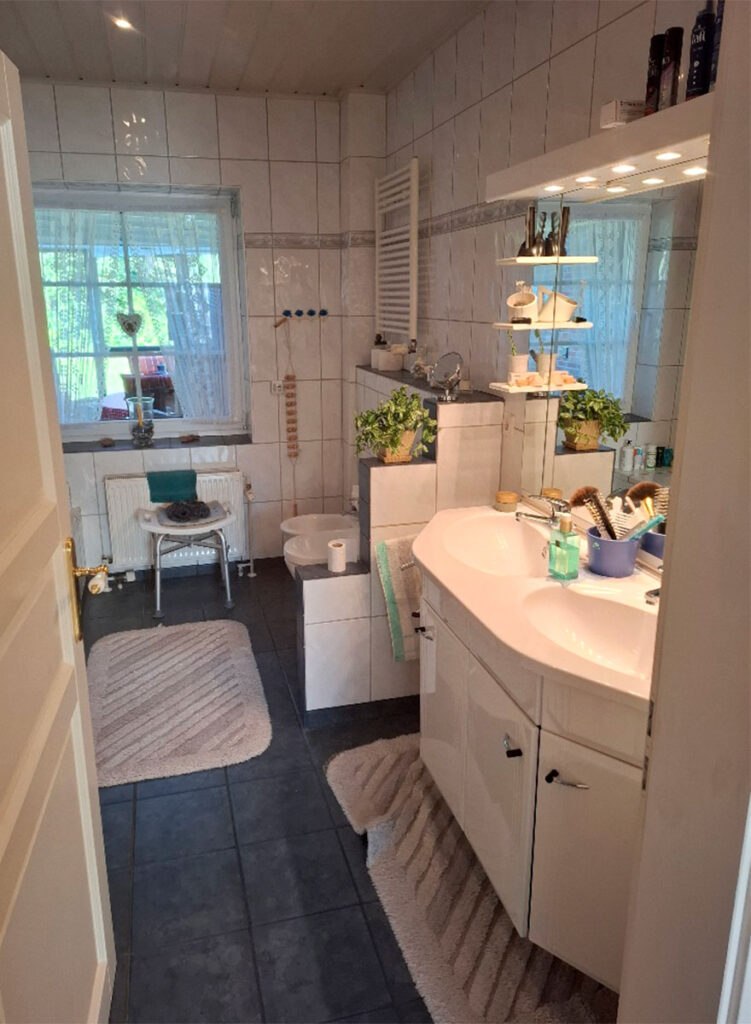 Vorher-Zustand eines Badezimmers vor dem barrierefreien Umbau.