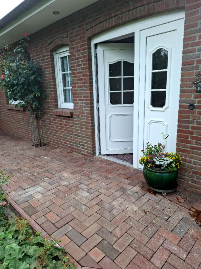 Nachher-Ansicht eines barrierefreien, ebenerdigen Haupteingangs.