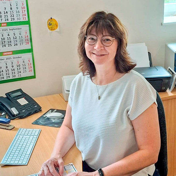 Porträt von Petra Saß, Büro, Teammitglied des Baugeschäfts Saß.