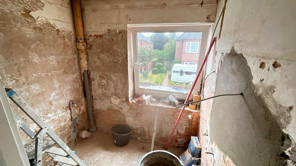 Vorher-Zustand eines Badezimmers vor der Sanierung.