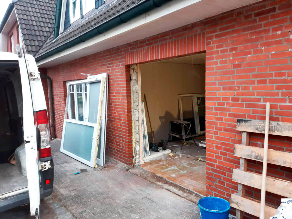 Vorher-Ansicht eines bodentiefen Elements inklusive Tür vor dem Umbau.