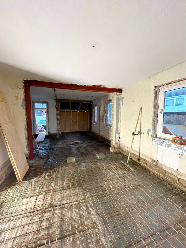 Baustelle einer Sanierung, Fokus auf Beton- und Maurerarbeiten.