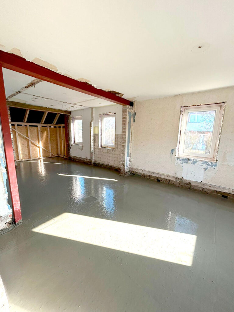 Sanierungsarbeiten an einem Gebäude, Detailaufnahme der Beton- und Maurerarbeiten.