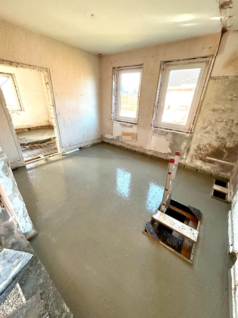 Nachher-Ansicht einer Sanierung mit neuen Betonarbeiten an einem Gebäude.