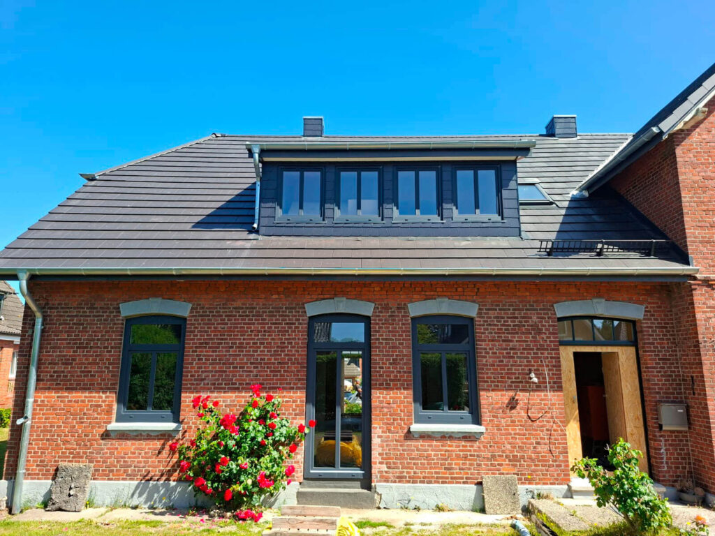 Sanierung eines Einfamilienhauses, Nachher-Teilansicht, Fenster, Türen und Dacherneuerung inkl. Gauben