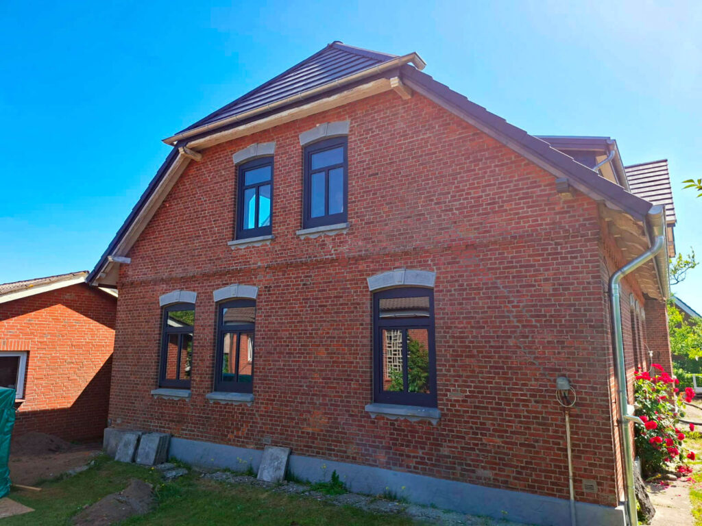 Sanierung eines Einfamilienhauses, Nachher-Ansicht, Fenster, Türen und Dacherneuerung inkl. Gauben, Closeup
